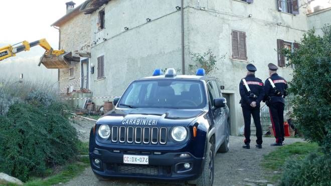 I carabinieri di fronte alla casa dell'omicidio (Foto Cristini)