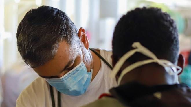 Le cure di Medici senza frontiere a un migrante della Geo Barents