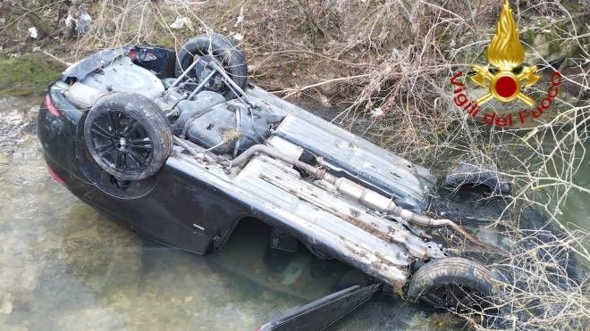 L'auto ribaltata nell'incidente a Gubbio