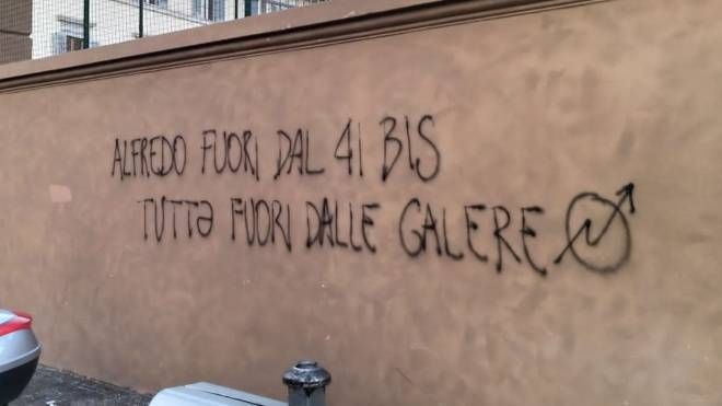 Firenze, scritte anarchihce sui muri delle scuole (Foto Marco Mori / New Press Photo)