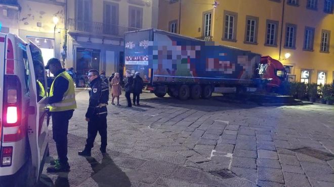 Il tir finito in centro storico a Prato
