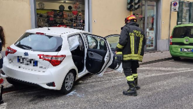 Incidente a Scandicci, auto finisce contro una vetrina (Fotocronache Germogli)