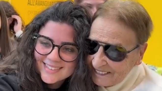 Nonna Silvi con una fan a Rimini