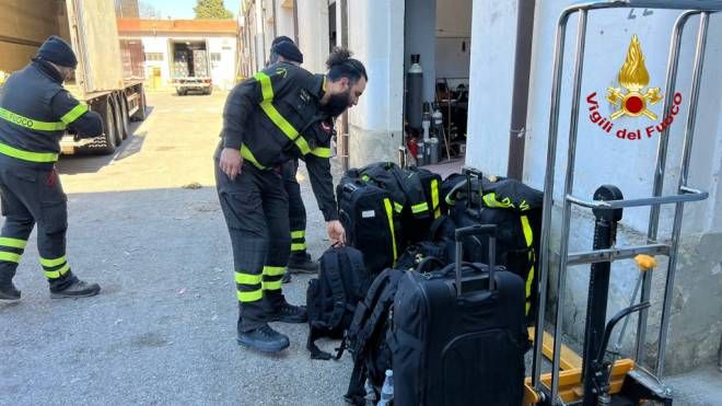 Il personale dei vigili del fuoco in partenza per la Turchia